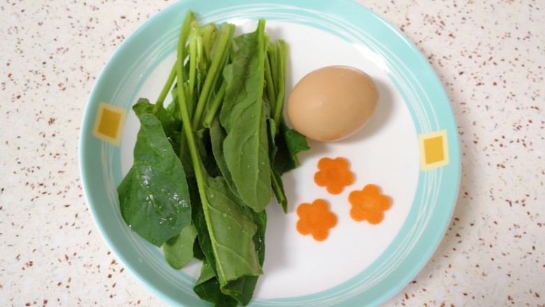 菠菜鸡蛋面,菠菜洗干净控一下水分，<a style='color:red;display:inline-block;' href='/shicai/ 25'>胡萝卜</a>用模具刻出花朵形状，准备好一个<a style='color:red;display:inline-block;' href='/shicai/ 9'>鸡蛋</a>。