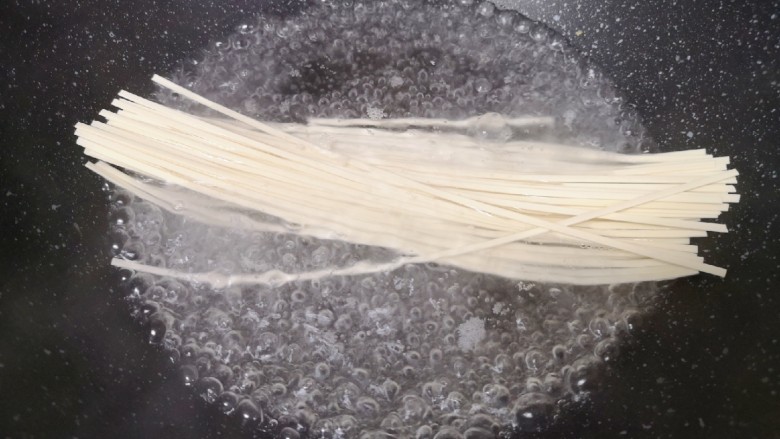 菠菜鸡蛋面,煎鸡蛋的锅不用洗,直接加入水烧开,下入<a style='color:red;display:inline-block;' href='/shicai/ 537'>挂面</a>。