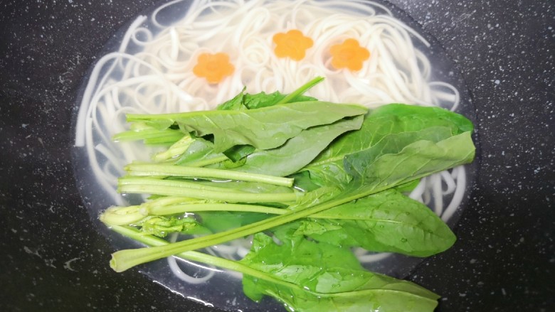 菠菜鸡蛋面,挂面快煮熟的时候,下入菠菜和胡萝卜花。