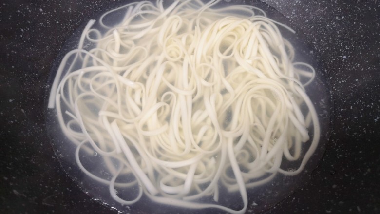 菠菜鸡蛋面,将挂面用筷子搅散,以免粘连在一起。
