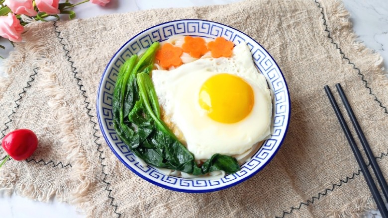 菠菜鸡蛋面,一碗营养又好吃的早餐面就做好啦!