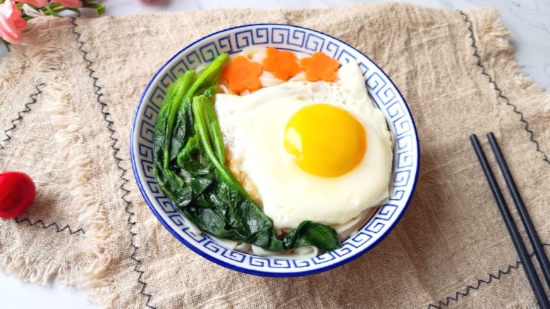 菠菜鸡蛋面,宝贝特别喜欢吃这种面条。