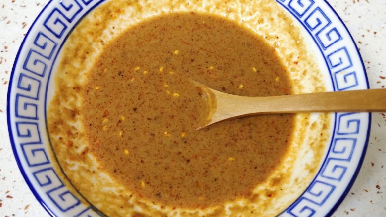 麻酱油麦菜,加入两勺<a style='color:red;display:inline-block;' href='/shicai/ 852'>辣椒油</a>搅拌均匀,麻酱汁完成。