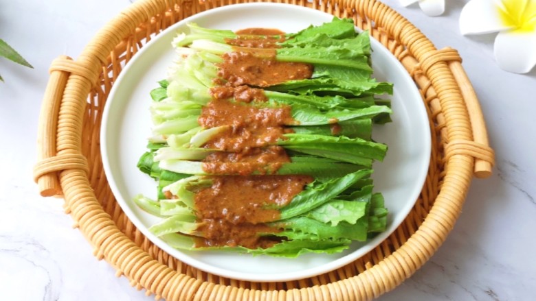 麻酱油麦菜,不喜欢浇上去蘸着吃也可以哦!