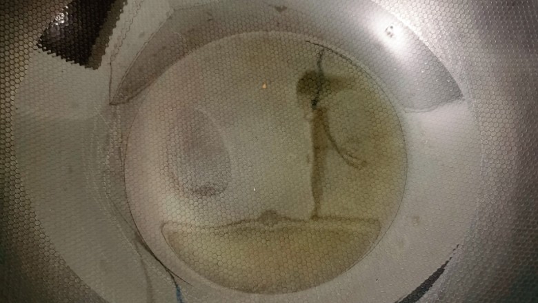 鸡蛋炒韭菜,锅烧热，放入食用油