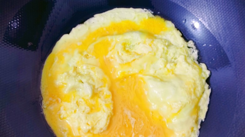 鸡蛋炒韭菜,加入炒鸡蛋液