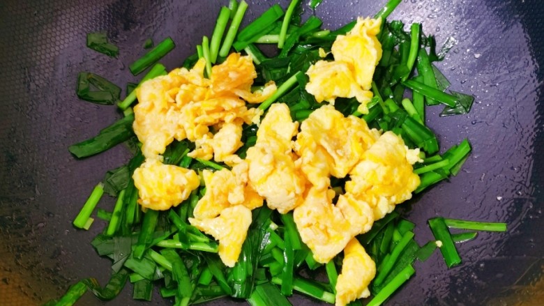 鸡蛋炒韭菜,加入鸡蛋