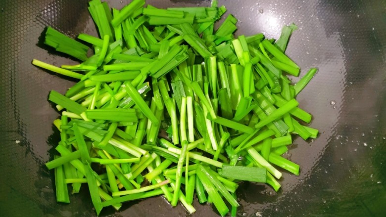 鸡蛋炒韭菜,锅烧热，放入食用油，加入韭菜翻炒均匀
