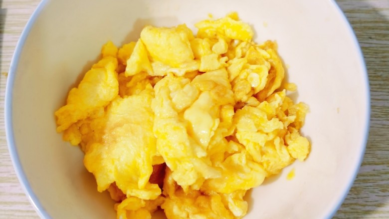 鸡蛋炒韭菜,把鸡蛋盛出