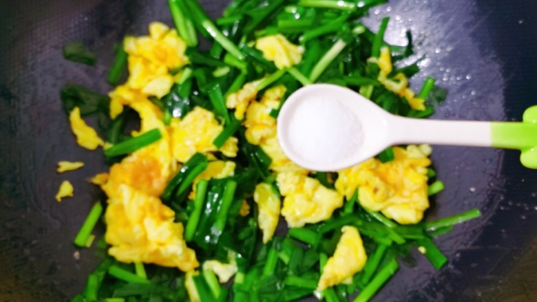 鸡蛋炒韭菜,加入一小勺盐翻炒均匀即可