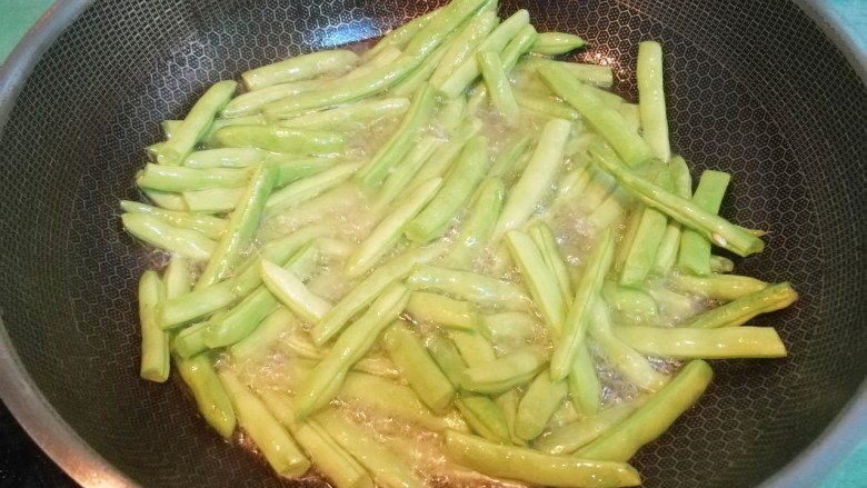 干煸四季豆,时不时翻动一下,想更入味的话,这时可以加一丢丢盐进去