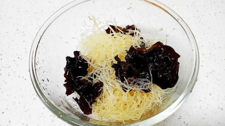 凉拌海石花、紫甘蓝、木耳,将清水倒掉,木耳焯水60秒放入碗中,海石花放入碗中