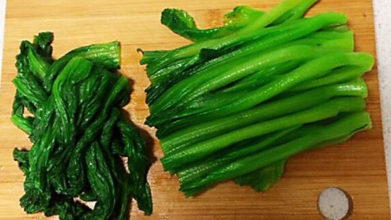 清炒芥菜,把炒好的芥菜的叶子切下来,放入盘子里