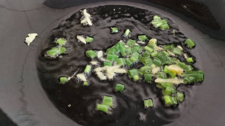 芦笋紫菜汤,炒锅放油烧热,加入葱姜爆香。