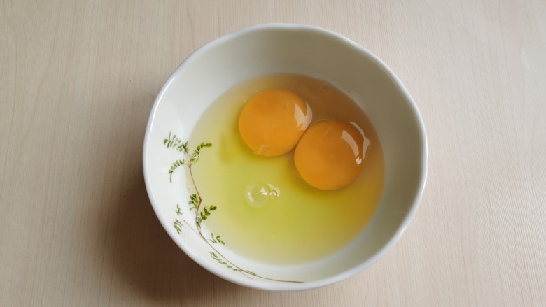 芦笋紫菜汤,<a style='color:red;display:inline-block;' href='/shicai/ 9'>鸡蛋</a>打入碗中,用筷子搅散。