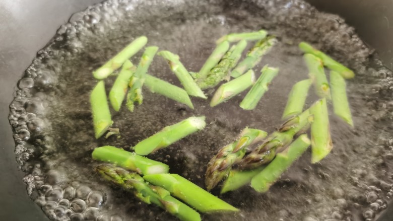 芦笋紫菜汤,锅里放水烧开,加入少许的食盐,然后放入芦笋焯水,这样焯出的芦笋会更加的翠绿。