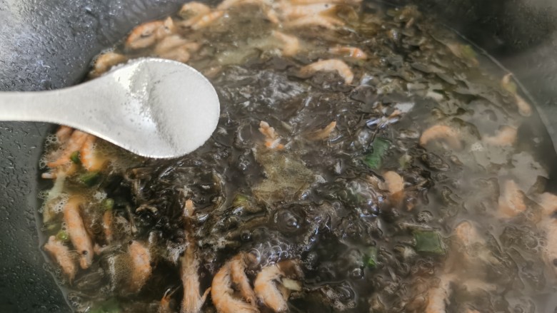 芦笋紫菜汤,紫菜做汤自带鲜味,所以不需要太多的调料,只需要加少许的食盐和少许的胡椒粉即可。