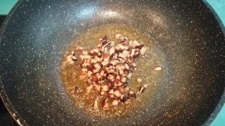 虾皇粉丝煲,接着放入香菇丁,炒出香味