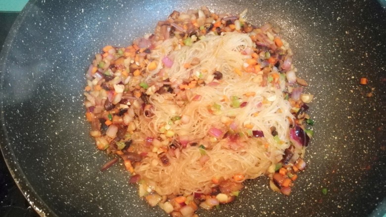 虾皇粉丝煲,快速翻炒均匀,让粉丝裹满酱汁