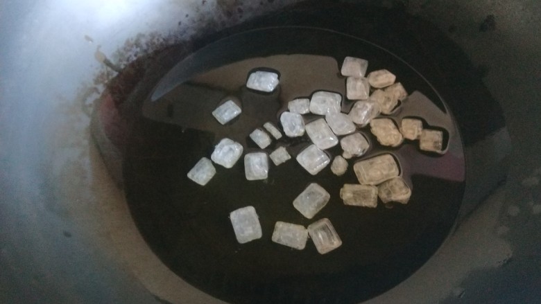 砂锅炖羊肉,锅中倒入适量油,放入冰糖炒糖色。