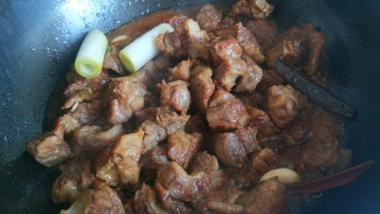 砂锅炖羊肉,倒入料酒,酱油炒均匀?