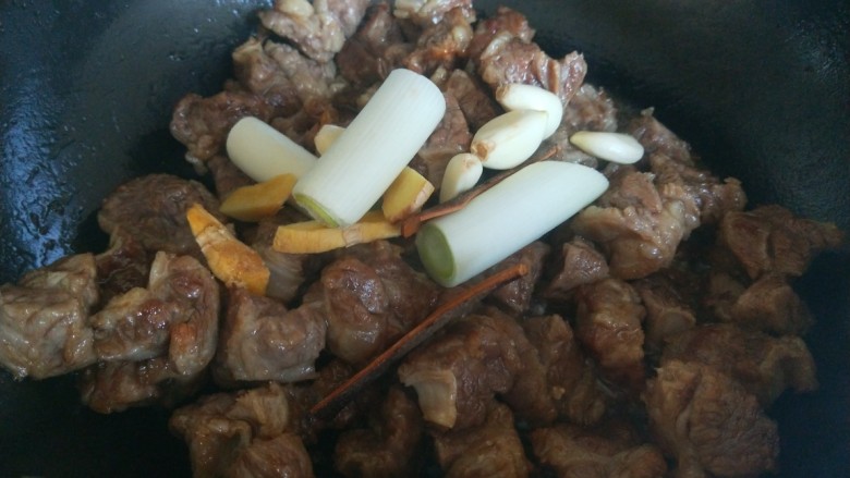 砂锅炖羊肉,放入葱姜蒜,桂皮。