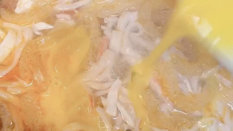猪皮胡辣汤,敲一颗<a style='color:red;display:inline-block;' href='/shicai/ 9'>鸡蛋</a>,打入蛋花。