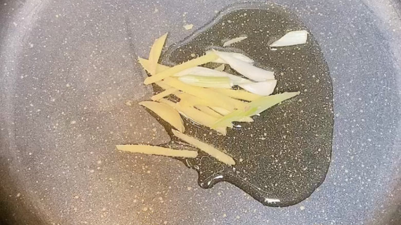 猪皮胡辣汤,锅里下油,葱段,姜炒香