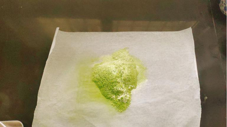 草莓抹茶蛋糕卷,低粉个抹茶粉过筛备用;