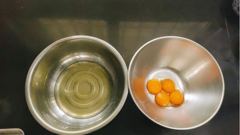草莓抹茶蛋糕卷,分离蛋清和蛋黄;