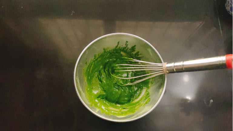 草莓抹茶蛋糕卷,划Z字拌匀;