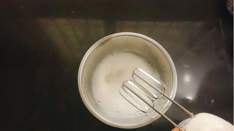 草莓抹茶蛋糕卷,分次加入白糖打发;