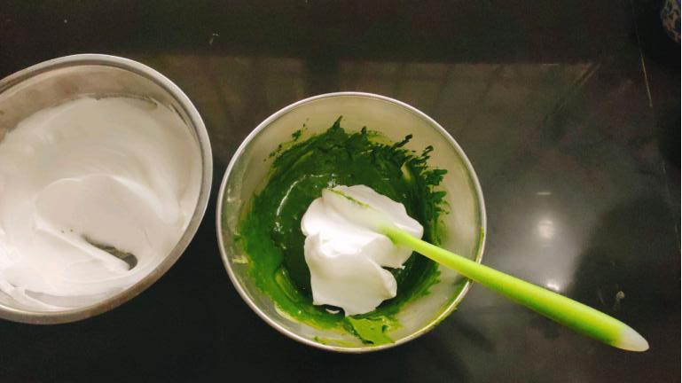 草莓抹茶蛋糕卷,取三分之一倒入前边做好的抹茶糊里翻拌均匀;