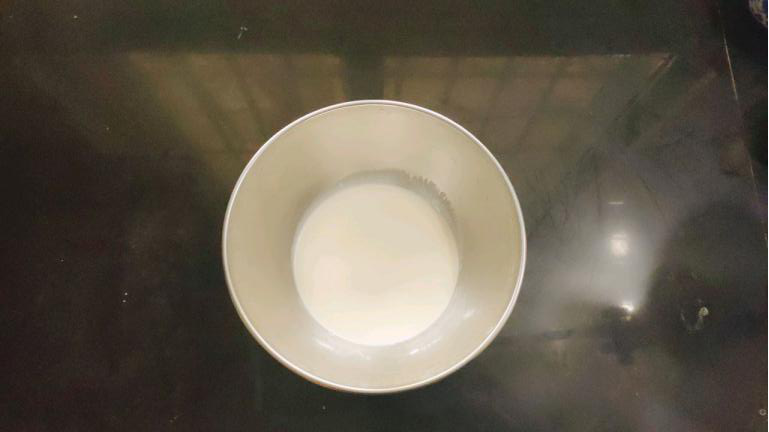 草莓抹茶蛋糕卷,150克<a style='color:red;display:inline-block;' href='/shicai/ 8197'>淡奶油</a>加10克糖打发,8—9分发就可以了;