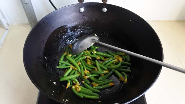 黄瓜花炒鸡蛋,另起锅,放入黄瓜花炒香