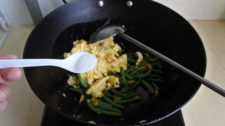 黄瓜花炒鸡蛋,倒入鸡蛋,加盐、味精炒匀即可