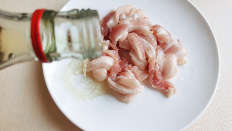 芦笋炒肉片,猪肉切成肉片,加入少许的料酒和盐。