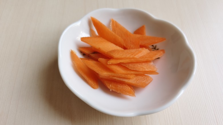 芦笋炒肉片,切少许的<a style='color:red;display:inline-block;' href='/shicai/ 25'>胡萝卜</a>或者红椒放里面,给菜品增加些色彩。