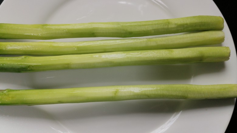 芦笋炒肉片,<a style='color:red;display:inline-block;' href='/shicai/ 122'>芦笋</a>清洗干净并去皮