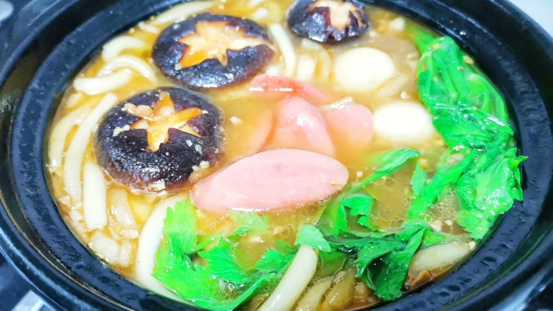好吃到飞起的砂锅土豆粉,加入火腿,鹌鹑蛋,最后加入<a style='color:red;display:inline-block;' href='/shicai/ 3517'>青菜</a>。