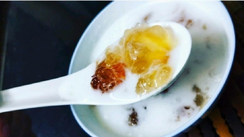 桃胶牛奶🐮,放凉加入其他水果或者红豆莲子也可以噢!