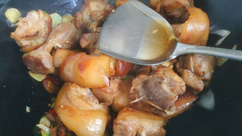 红焖肘子,加入适量料酒翻炒