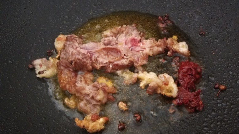 麻辣牛肉面,翻炒均匀,加入一勺郫县<a style='color:red;display:inline-block;' href='/shicai/ 705'>豆瓣酱</a>炒出红油。
