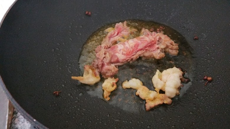 麻辣牛肉面,放入葱姜蒜炒香,放入牛肉片。