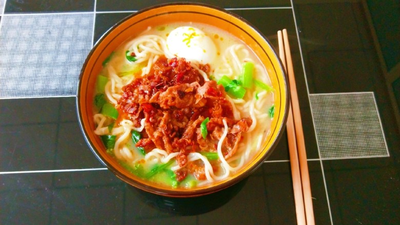 麻辣牛肉面,搅拌均匀麻辣鲜香牛肉面。