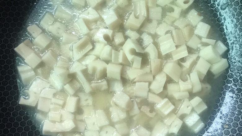 莲藕鸡丁,加入清水(喜欢脆一点的少加点水),盖上锅盖焖一下
