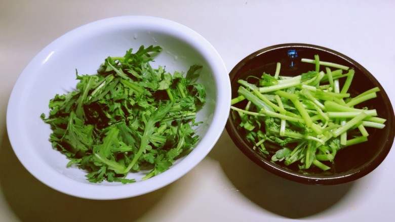 茼蒿炒鸡蛋,菜梗部分和菜叶部分分开