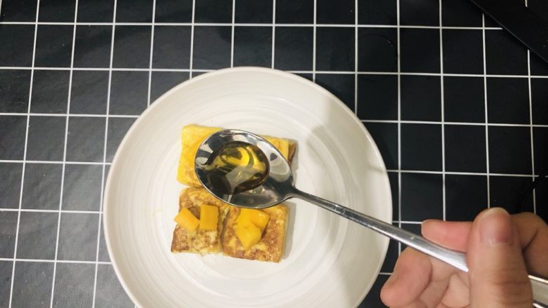 港式西多士,装盘,淋上蜂蜜(没有蜂蜜可以淋上炼乳之类的)