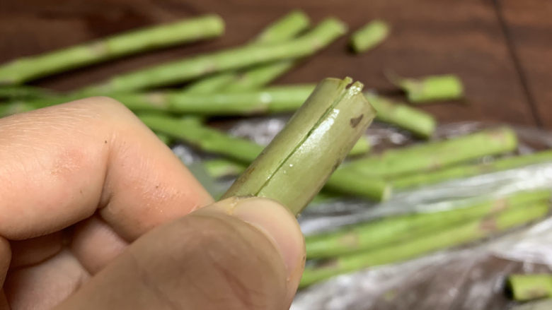 芦笋炒肉片,选购芦笋时要注意选鲜嫩的芦笋口感才好,老掉的芦笋不易掰断