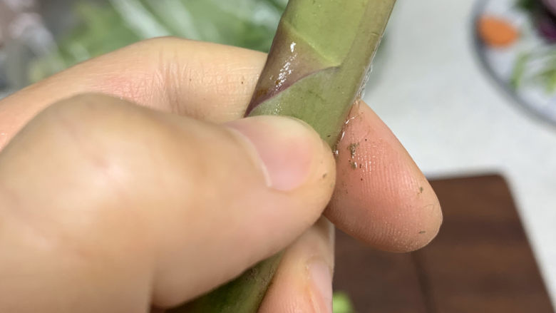 芦笋炒肉片,指甲掐一下,不容易掐动的就是老的,老的部分不要